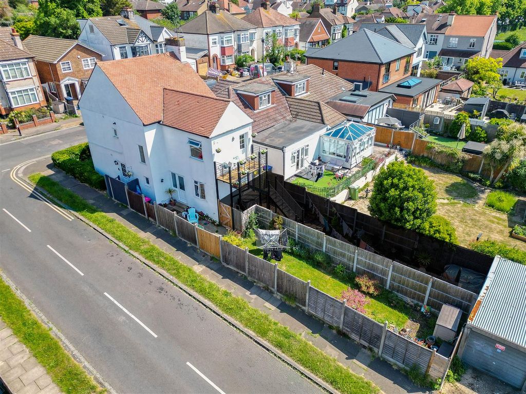 Property photo 1 of 11 Building, Garden & Garage