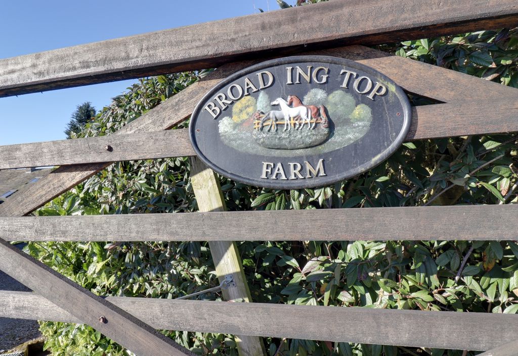 Property photo 2 of 46 Sign Farm