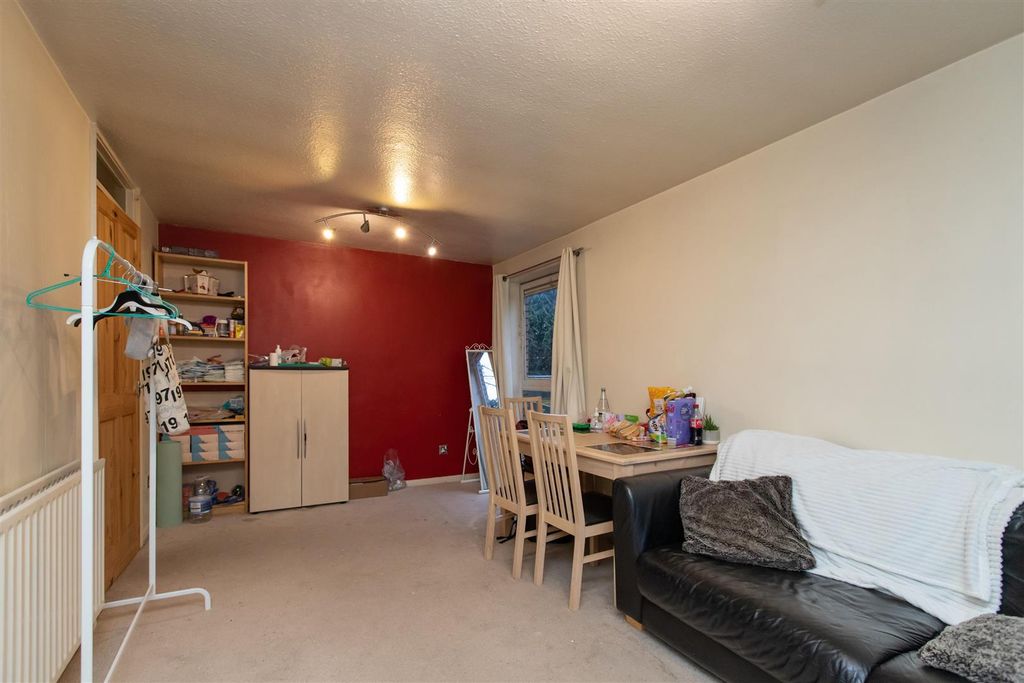 Property photo 1 of 9 Approach