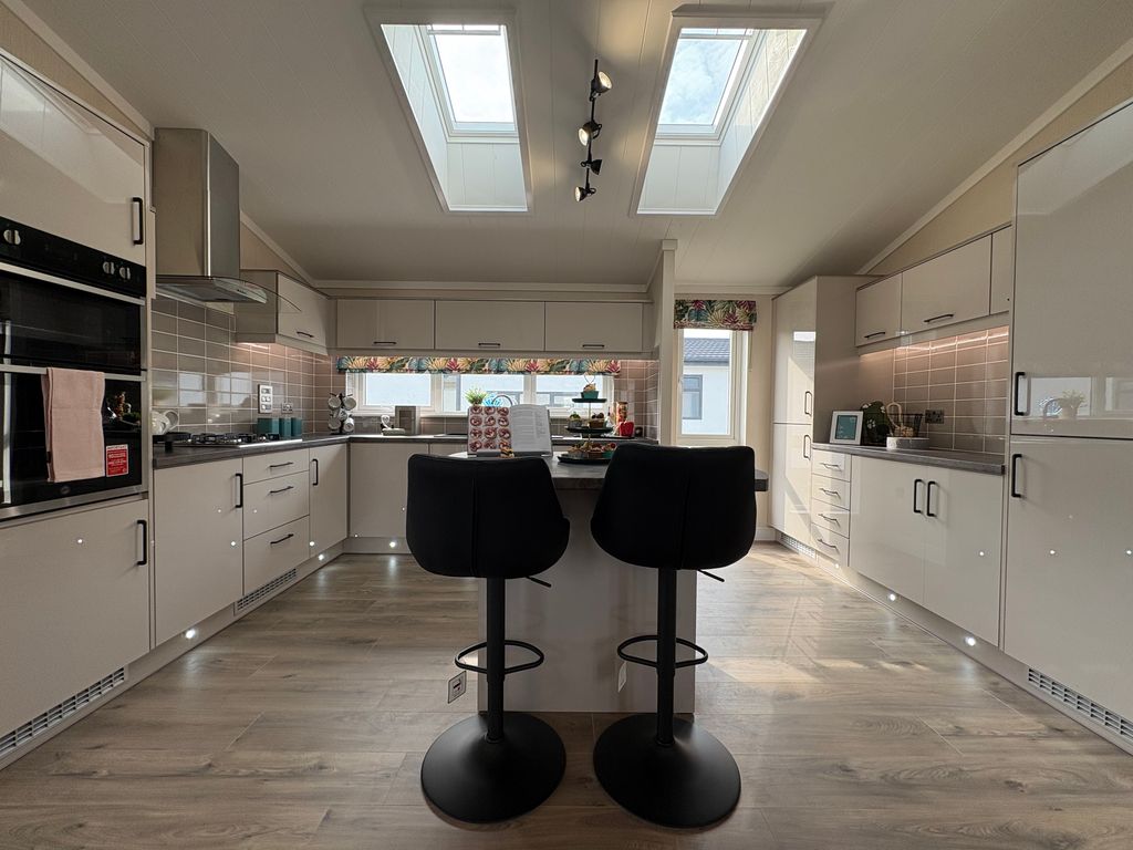 Property photo 3 of 17 Kitchen