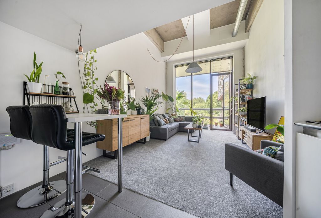 Property photo 2 of 23 21-681B32Eb0A8dc-...