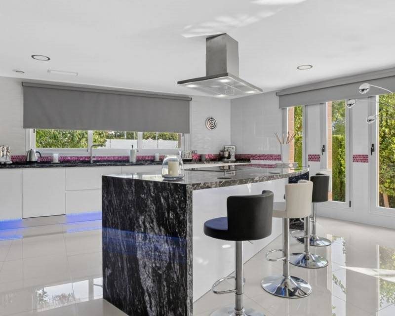 Property photo 2 of 50