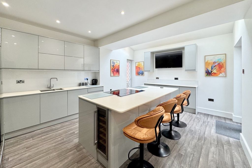 Property photo 2 of 26