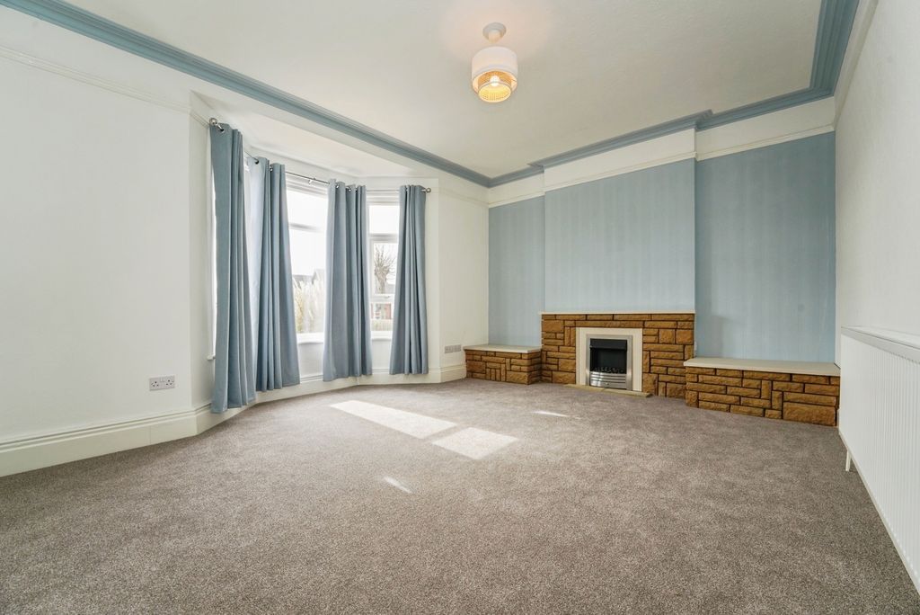 Property photo 3 of 17 Pbox-Img.Jpg