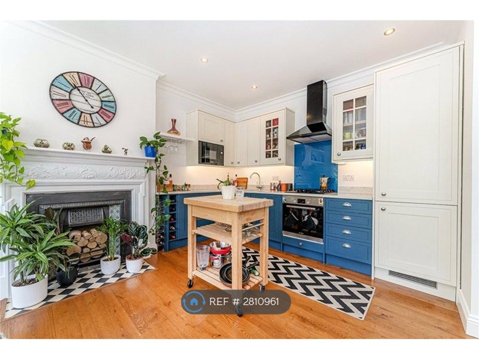 Property photo 3 of 10 Kitchen