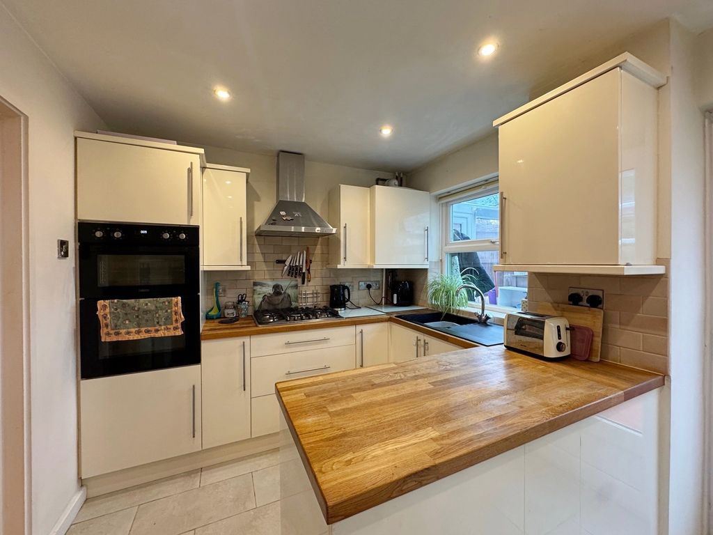 Property photo 3 of 18 Kitchen