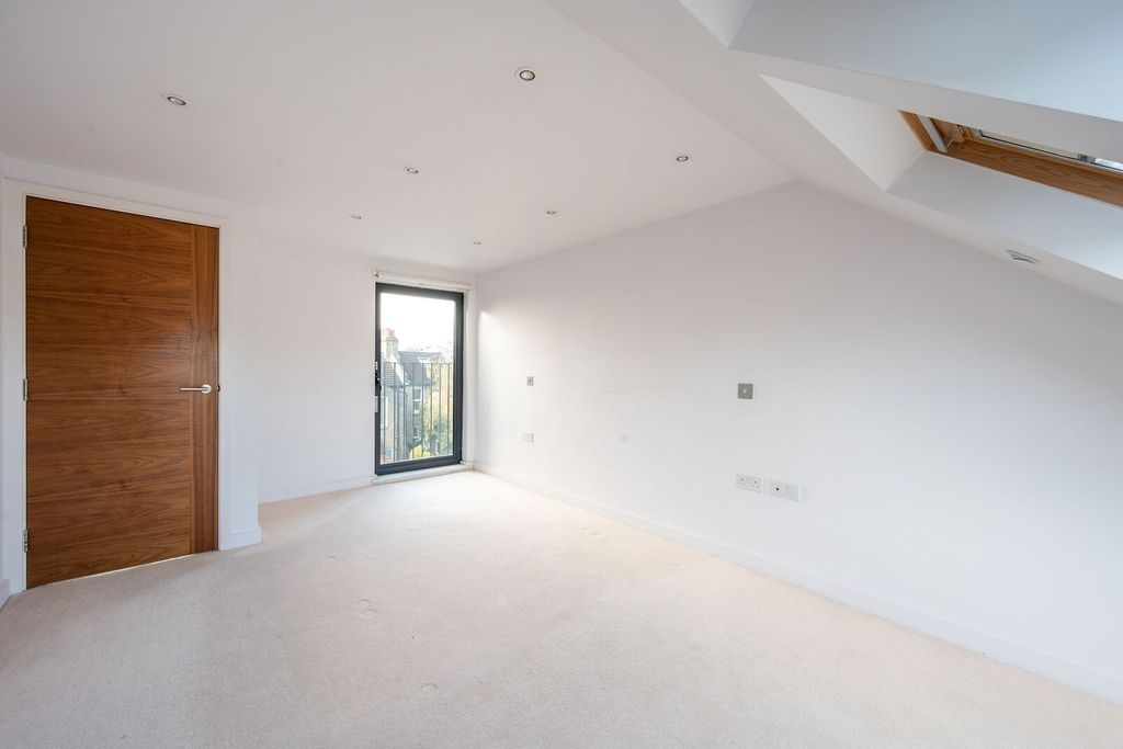 Property photo 2 of 31