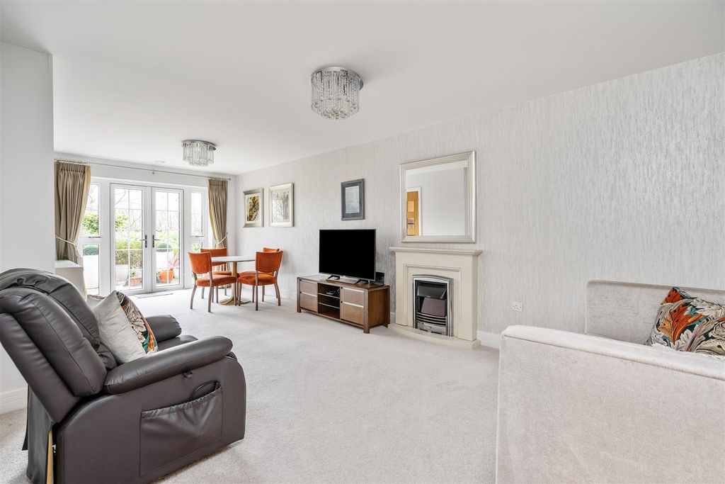 Property photo 2 of 15 Apartment 21 Ravenshaw Court_6.Jpg