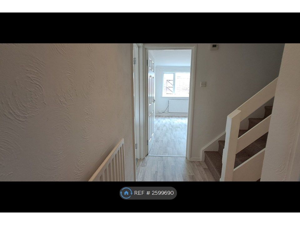 Property photo 3 of 10 Hallway With Understands Store