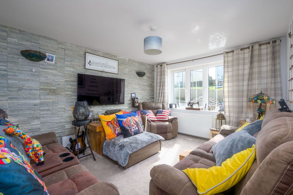 Property photo 2 of 33