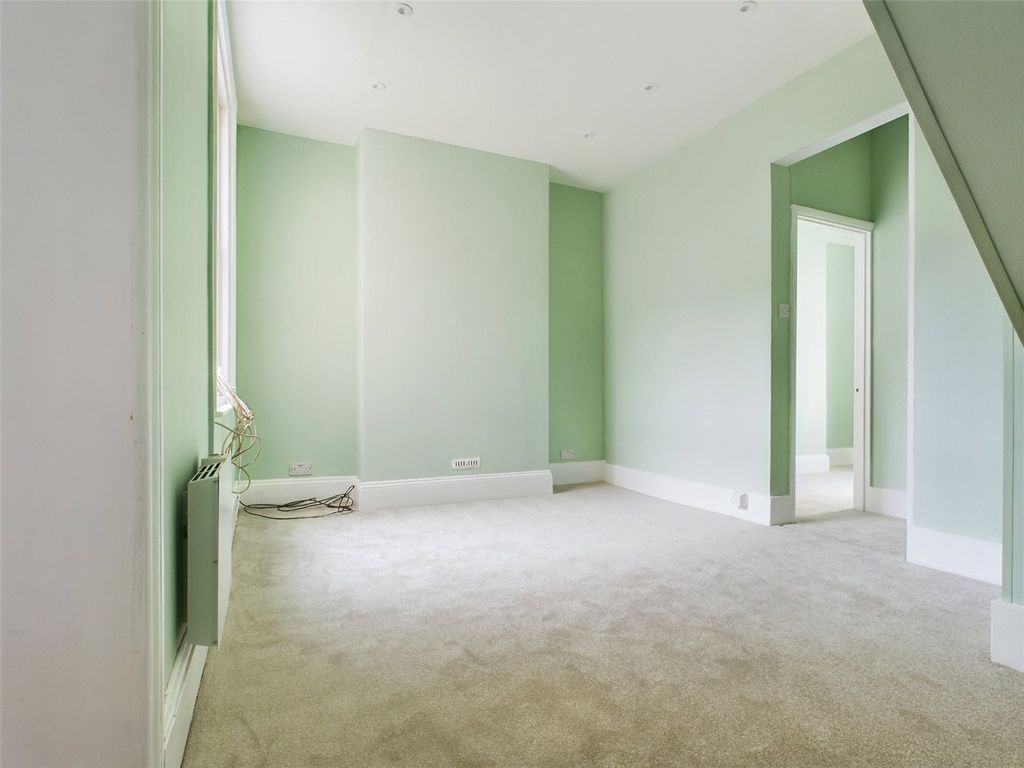 Property photo 3 of 12 Lounge