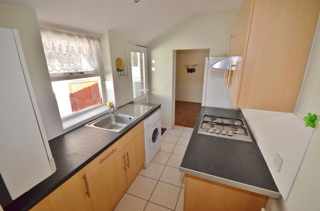 Property photo 3 of 9 Kitchen