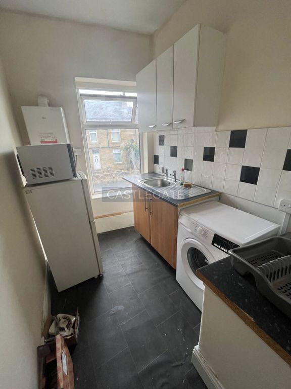 Property photo 2 of 7 Yews Hill Road, Thornton Lodge, Huddersfield, HD1 3Sa