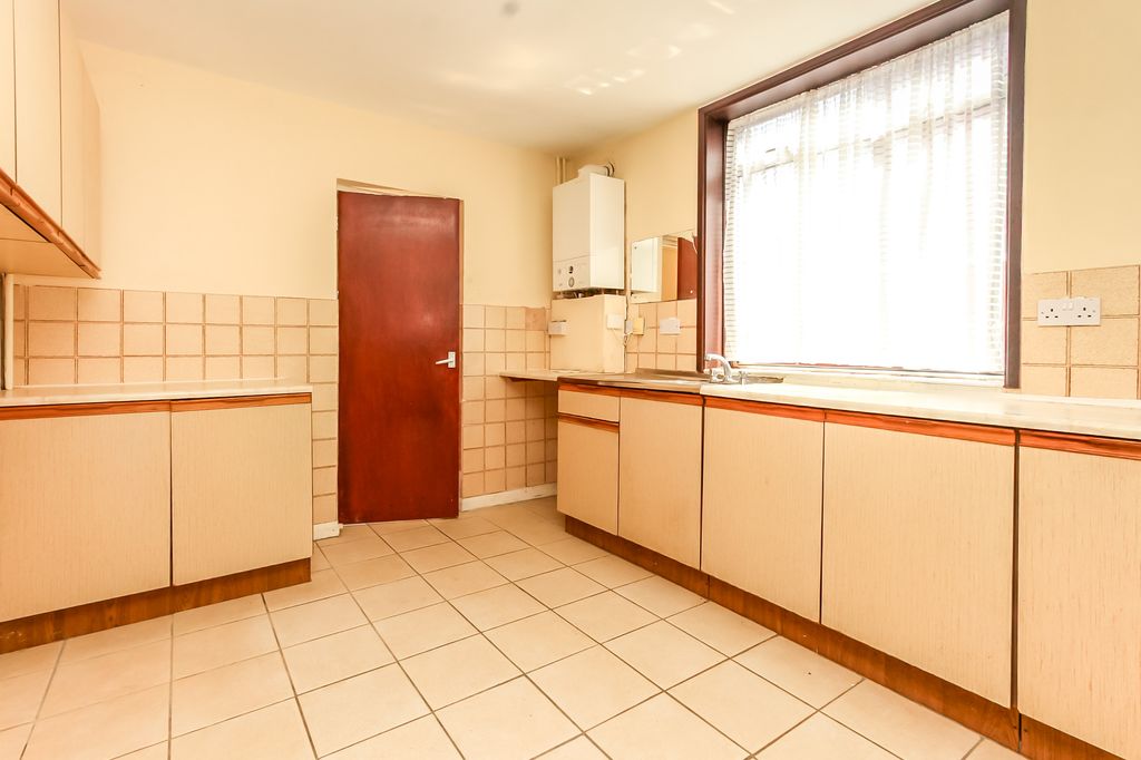 Property photo 3 of 9 Kitchen