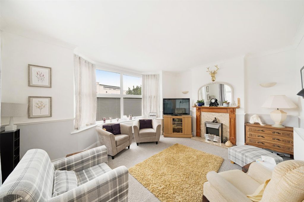 Property photo 3 of 20 Lounge