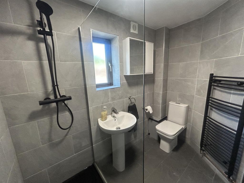 Property photo 3 of 7 15 Naseby Bathroom.Jpg
