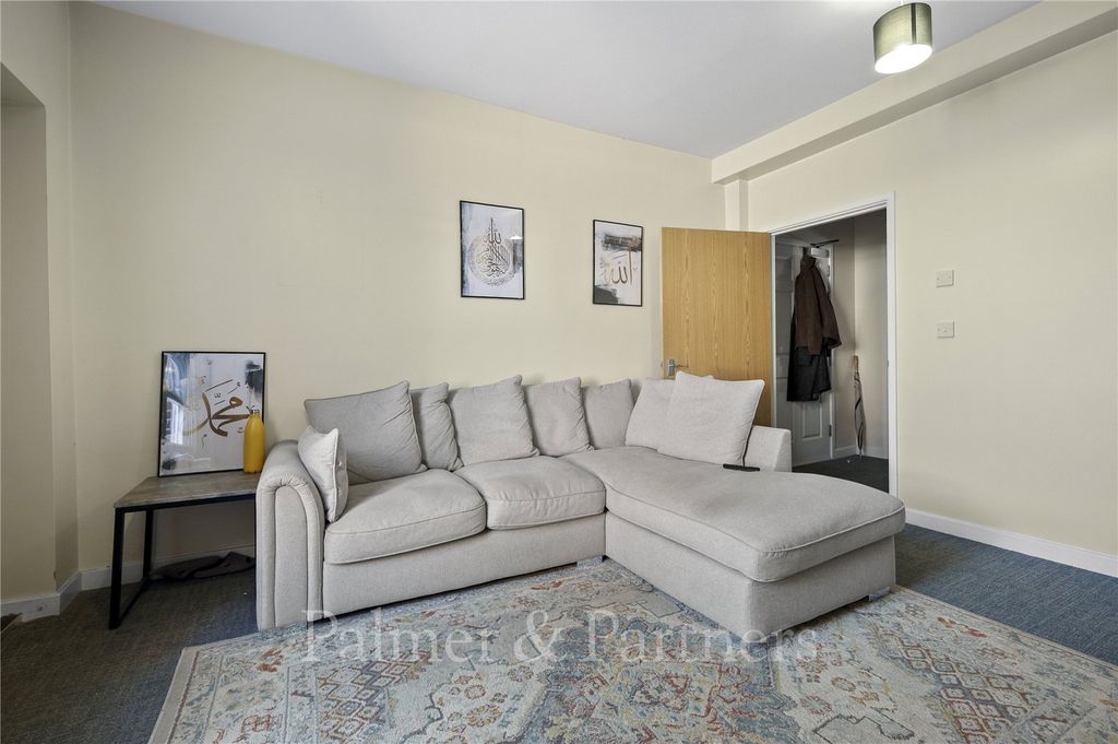 Property photo 2 of 8 Lounge