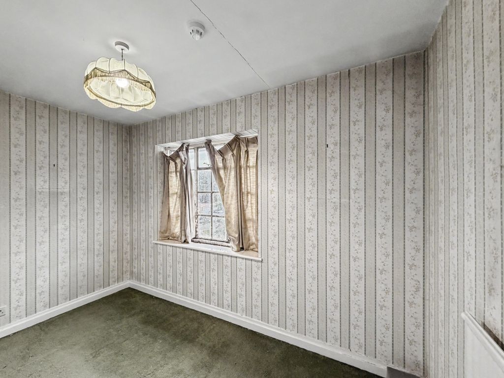 Property photo 3 of 22 8 Lyndhurst Rise, Chigwell, Essex, Ig7 5BA