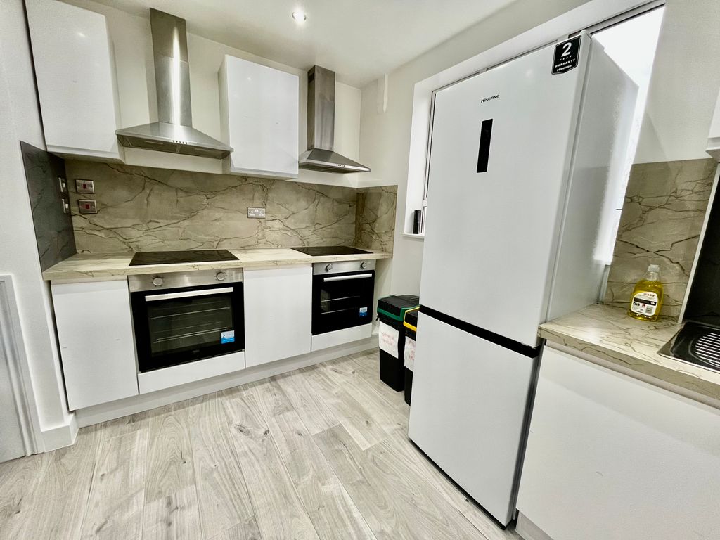 Property photo 3 of 8 Kitchen