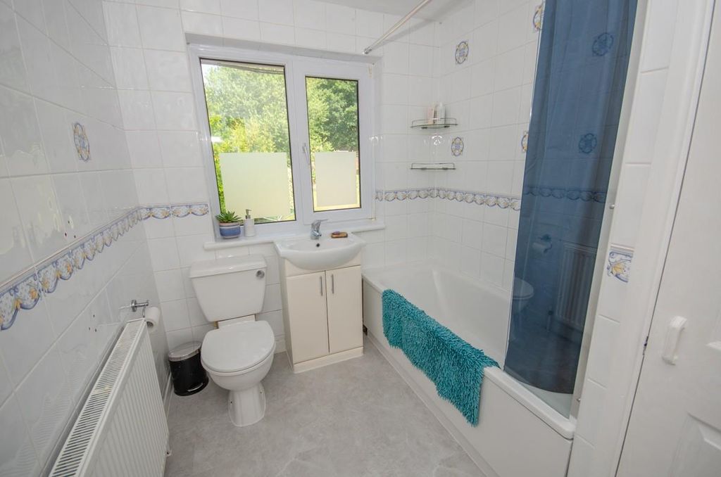 Property photo 1 of 21 Bathroom.Jpg