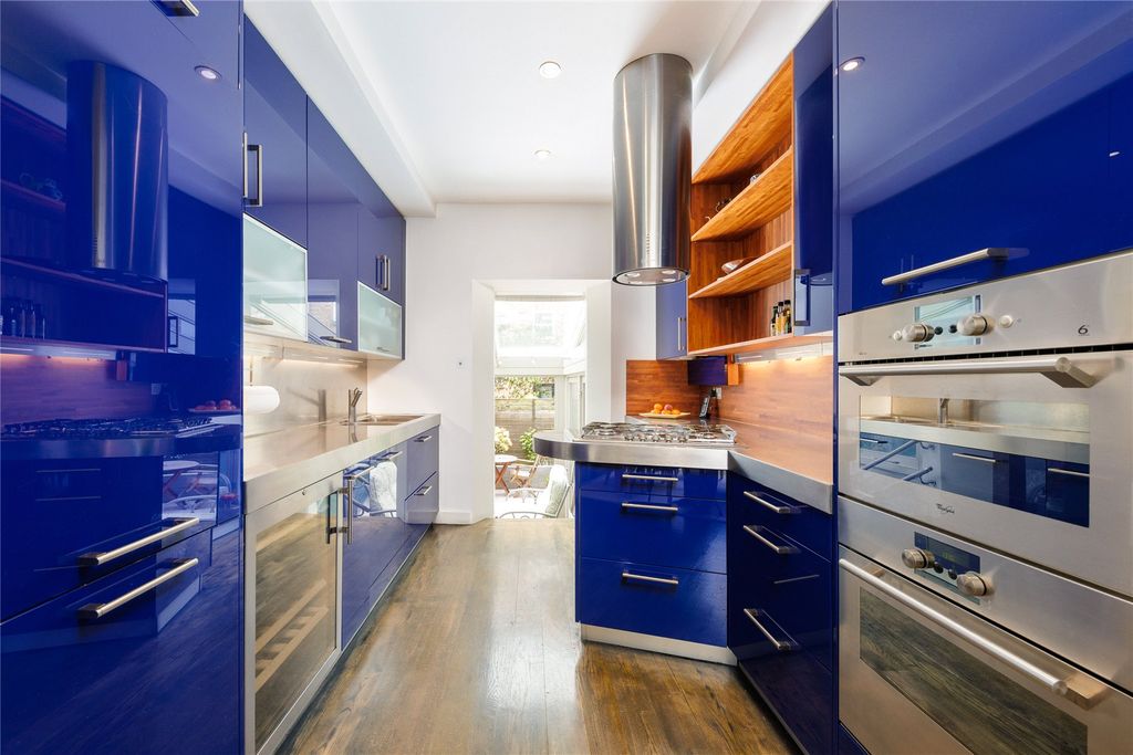 Property photo 3 of 19 Kitchen