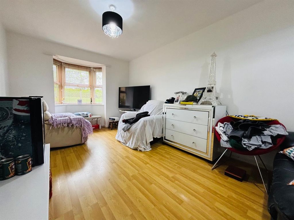 Property photo 2 of 10 Living / Dining Room: