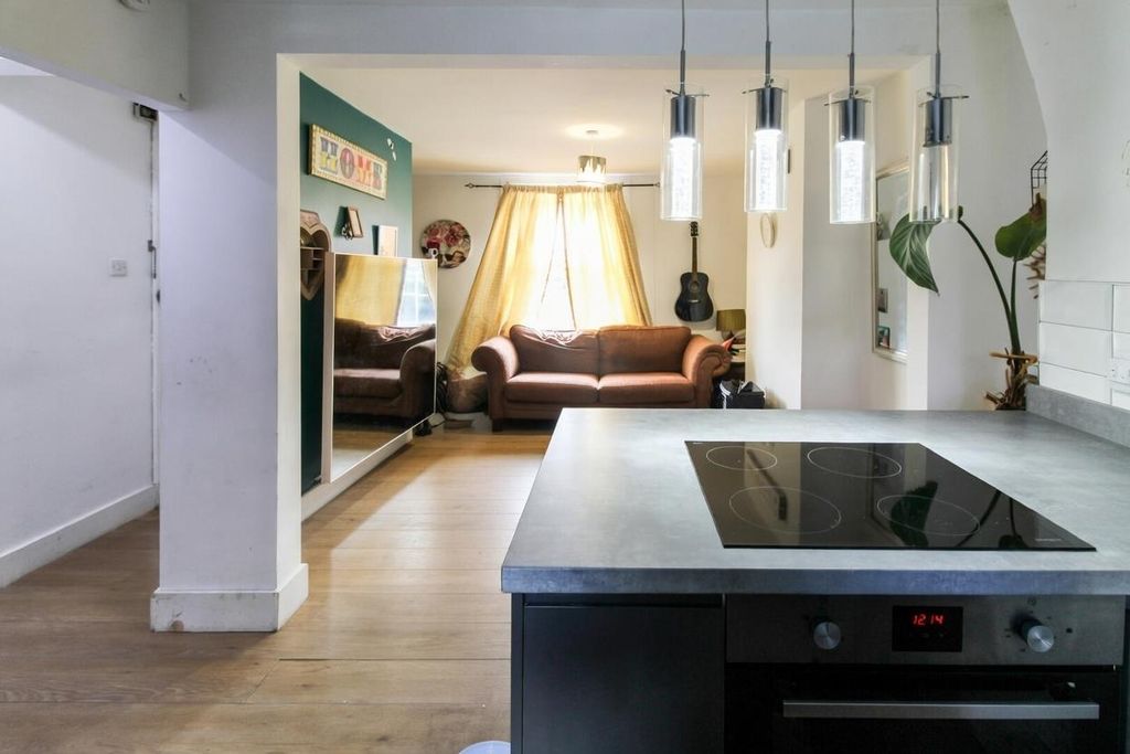 Property photo 3 of 14 Lounge