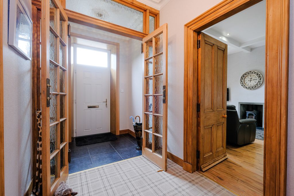Property photo 2 of 33 Vestibule