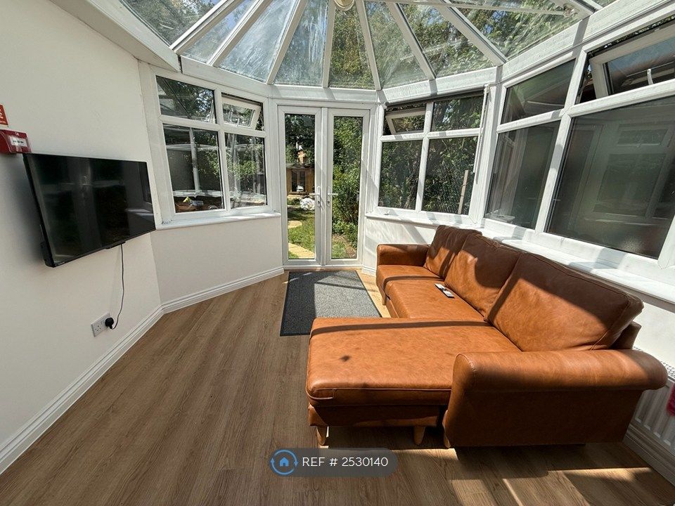 Property photo 1 of 10 Tv & Sofa