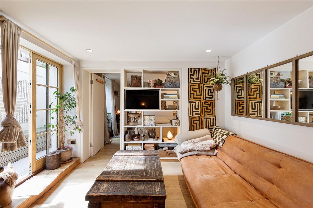Property photo 1 of 17 Langthorne Road, E11