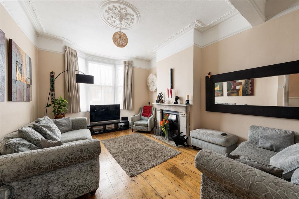 Property photo 2 of 35 Romford Road, E7