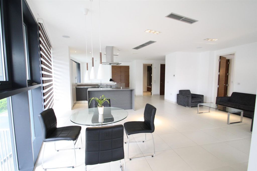 Property photo 1 of 10 Living Space