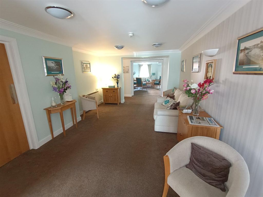 Property photo 3 of 17 Entrance Hall