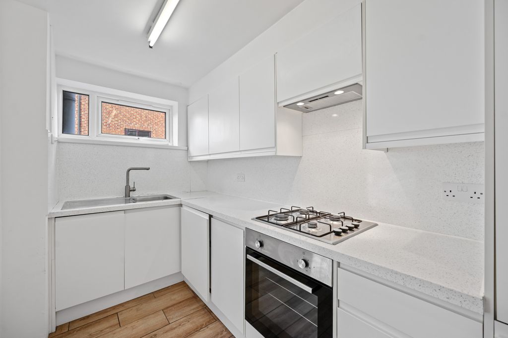 Property photo 2 of 10 Rcbb- Flat 7 Kingsclere Court- Exterior 6 (1)