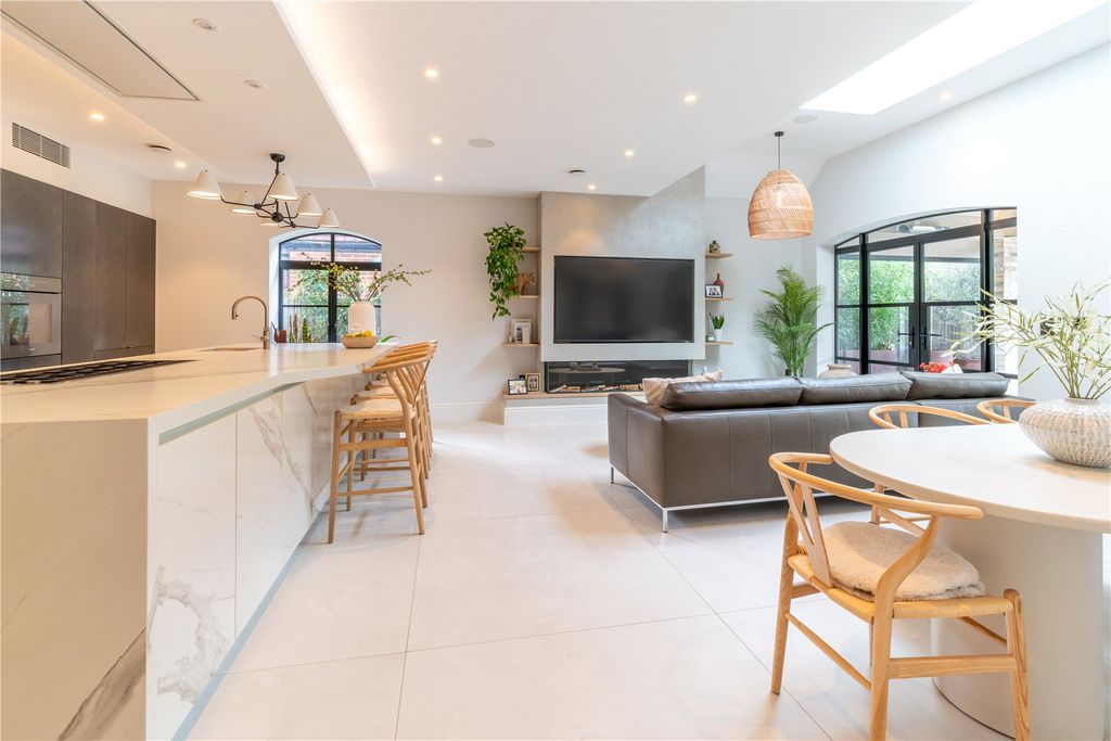 Property photo 3 of 27 Kitchen/Dining