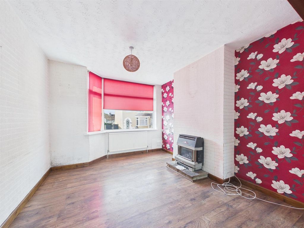 Property photo 2 of 17 2 - Terraced House For Auction, Kingswood.Jpg