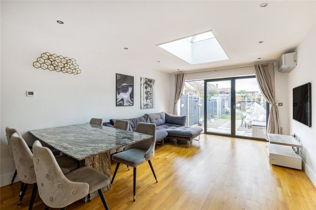 Property photo 2 of 18 Sitting/Dining Room