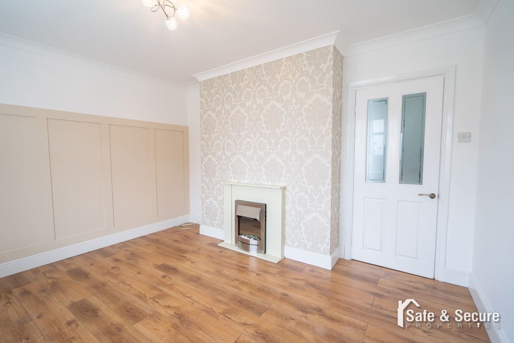 Property photo 3 of 17 Ruskin Avenue-06