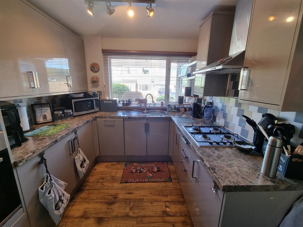 Property photo 2 of 16 12327.Jpg