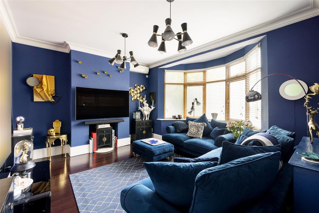 Property photo 2 of 49 Woodford Road, E18