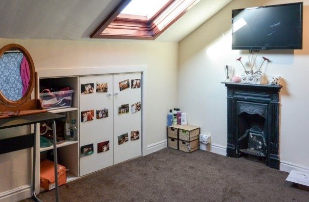 Property photo 1 of 10 Bright Attic Double Bedroom With A Skylight, Fitte...