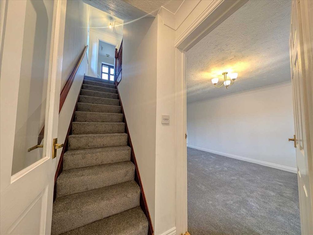 Property photo 3 of 18 Entrance Hall