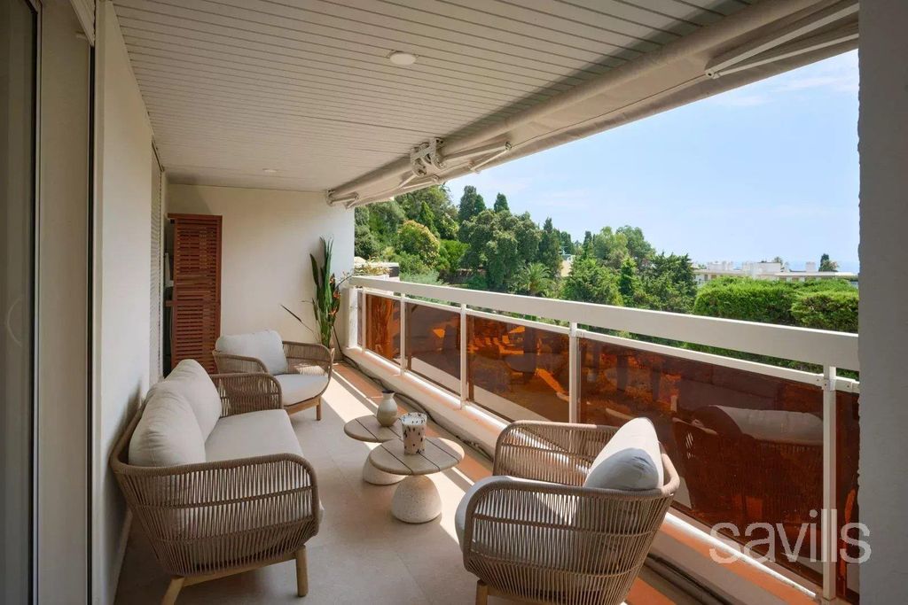 Property photo 1 of 33 Five Room Apartment - Basse Californie
