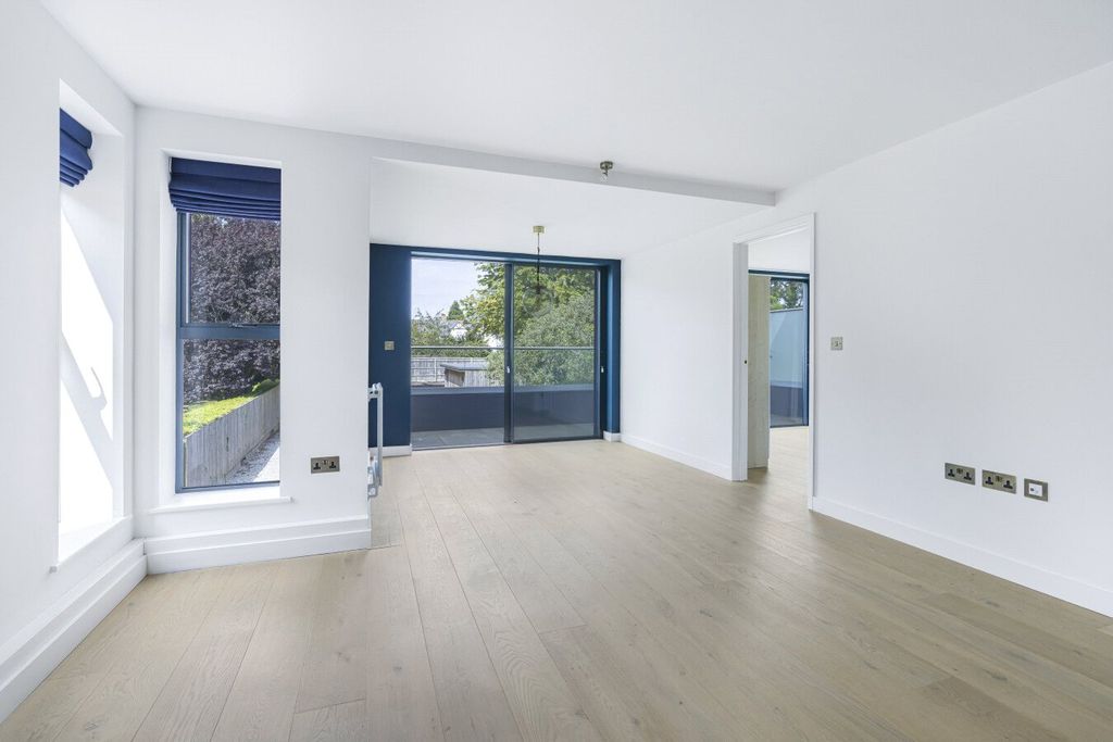 Property photo 2 of 15 Picture No. 14