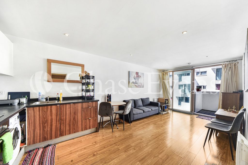 Property photo 3 of 15 Living Area - Schrie