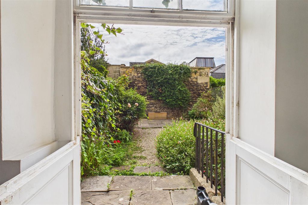 Property photo 2 of 29 Garden Flat, 3 Alfred Street, Walcot, Bath BA1 2Qu