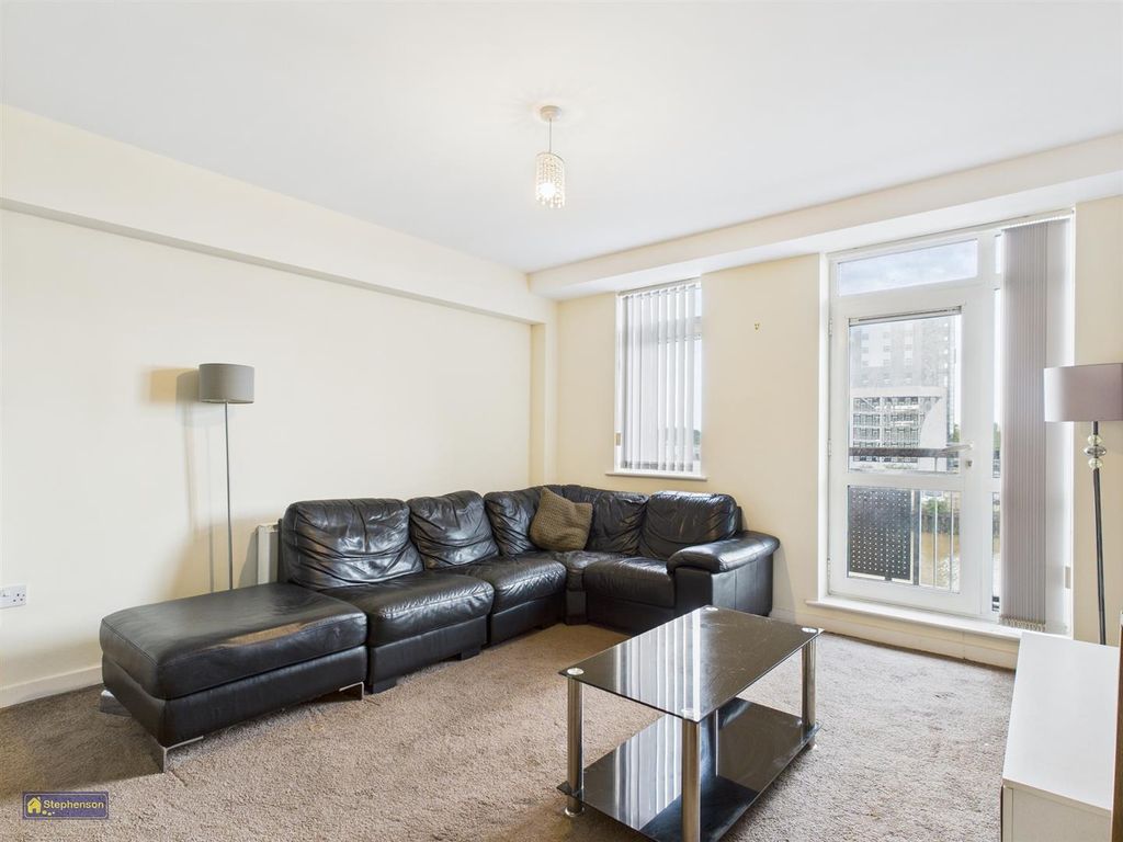 Property photo 3 of 11 Lounge