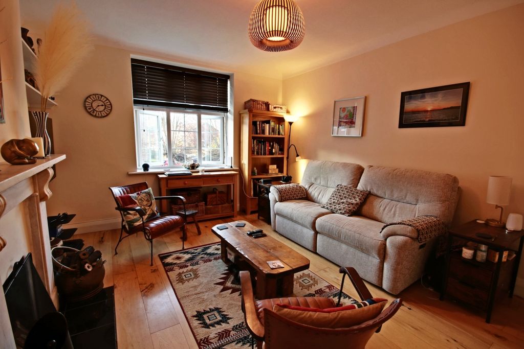 Property photo 2 of 13 140 Norbiton Hall - Reception-Window 2