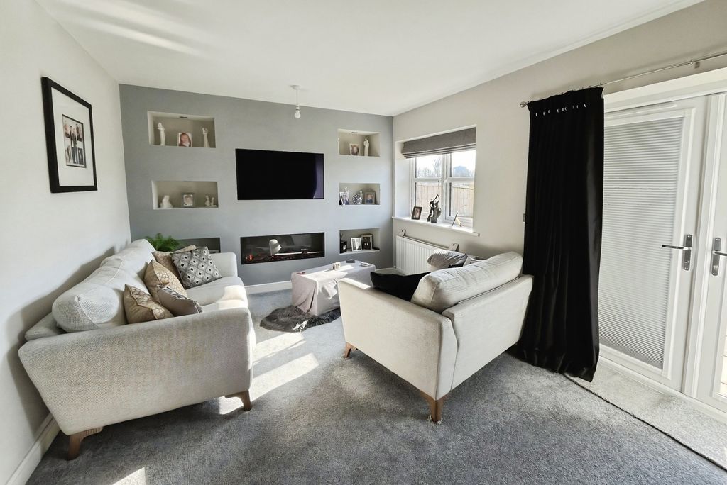 Property photo 2 of 11 Living Room