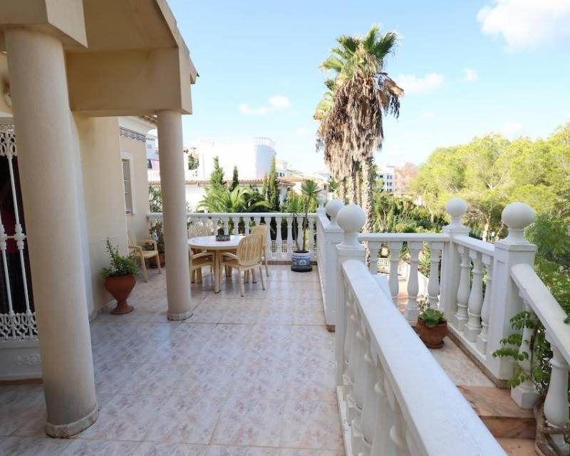 Property photo 2 of 36